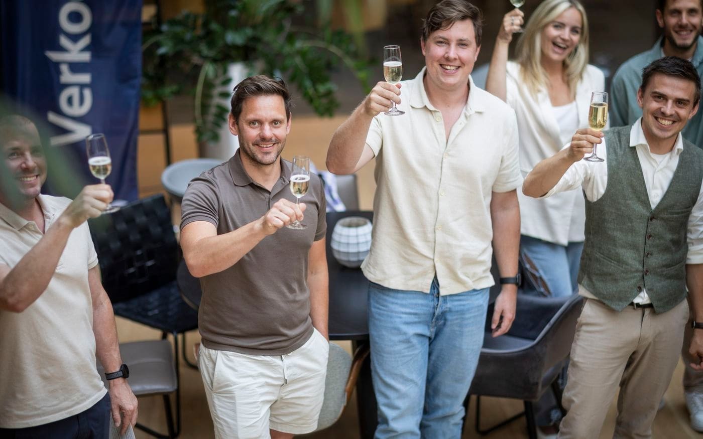 Groep ondernemers heft het glas op een succesvolle exit