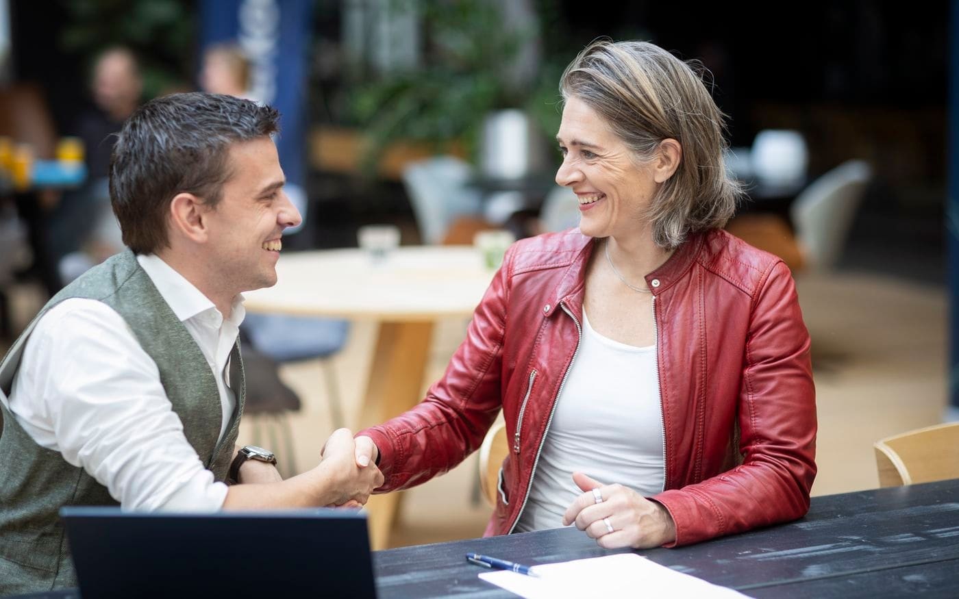 Ondernemer in onderhandeling met een gesprekspartner aan tafel