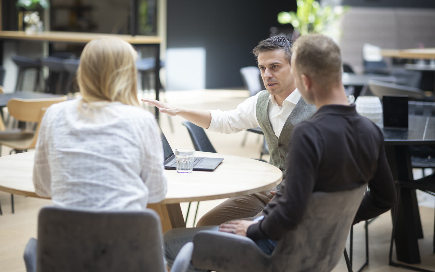 Bedrijfsmakelaar of no-cure-no-pay adviseur: wat is het verschil?