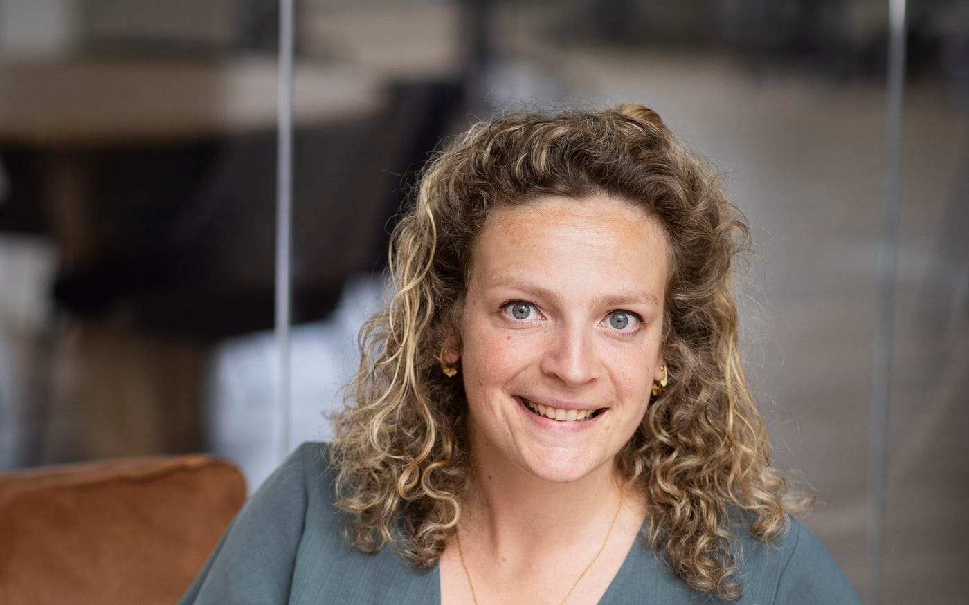 Onderneemster zit ontspannen voor een portret na de verkoop