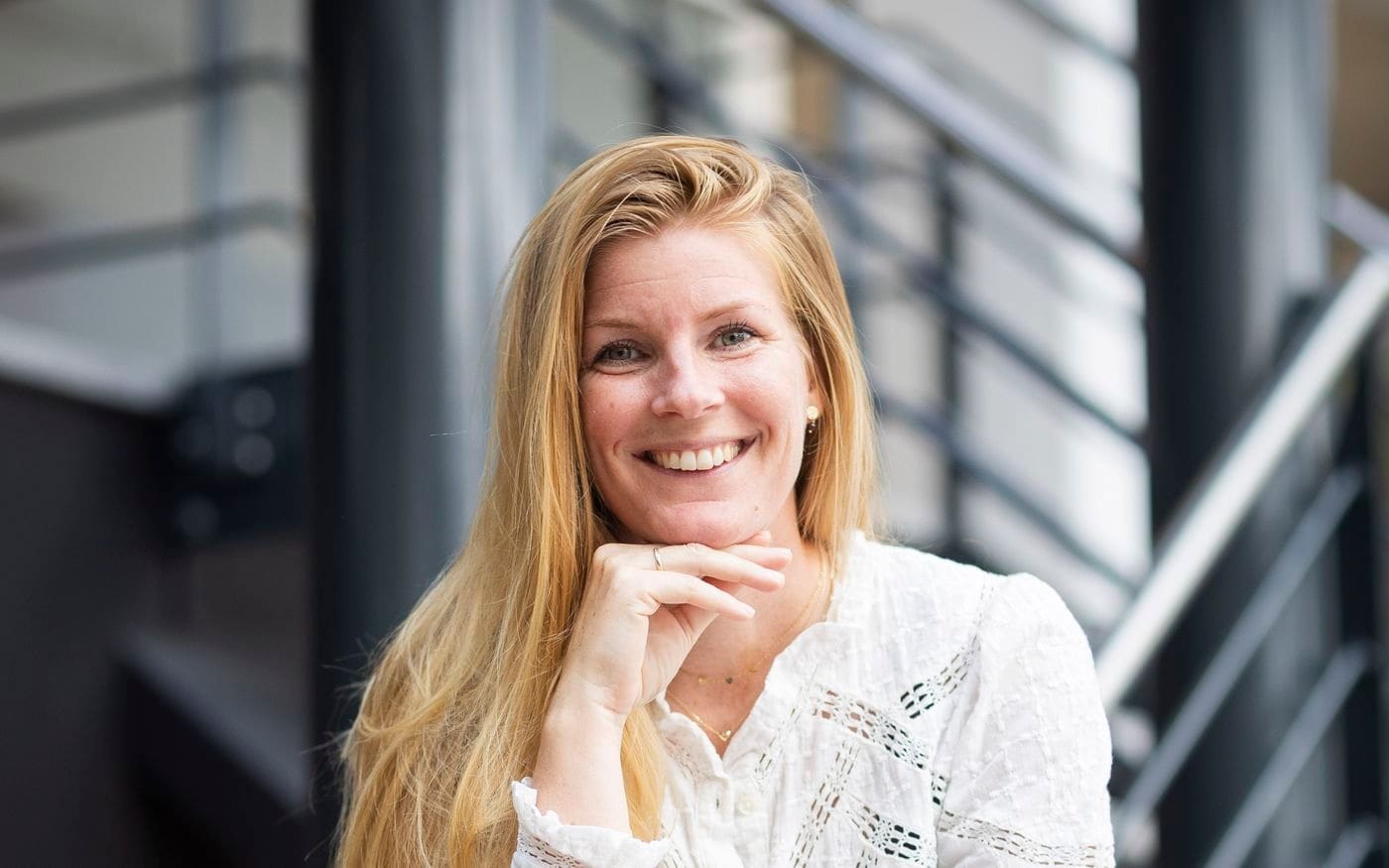 Onderneemster glimlacht, portret na de verkoop van haar bedrijf