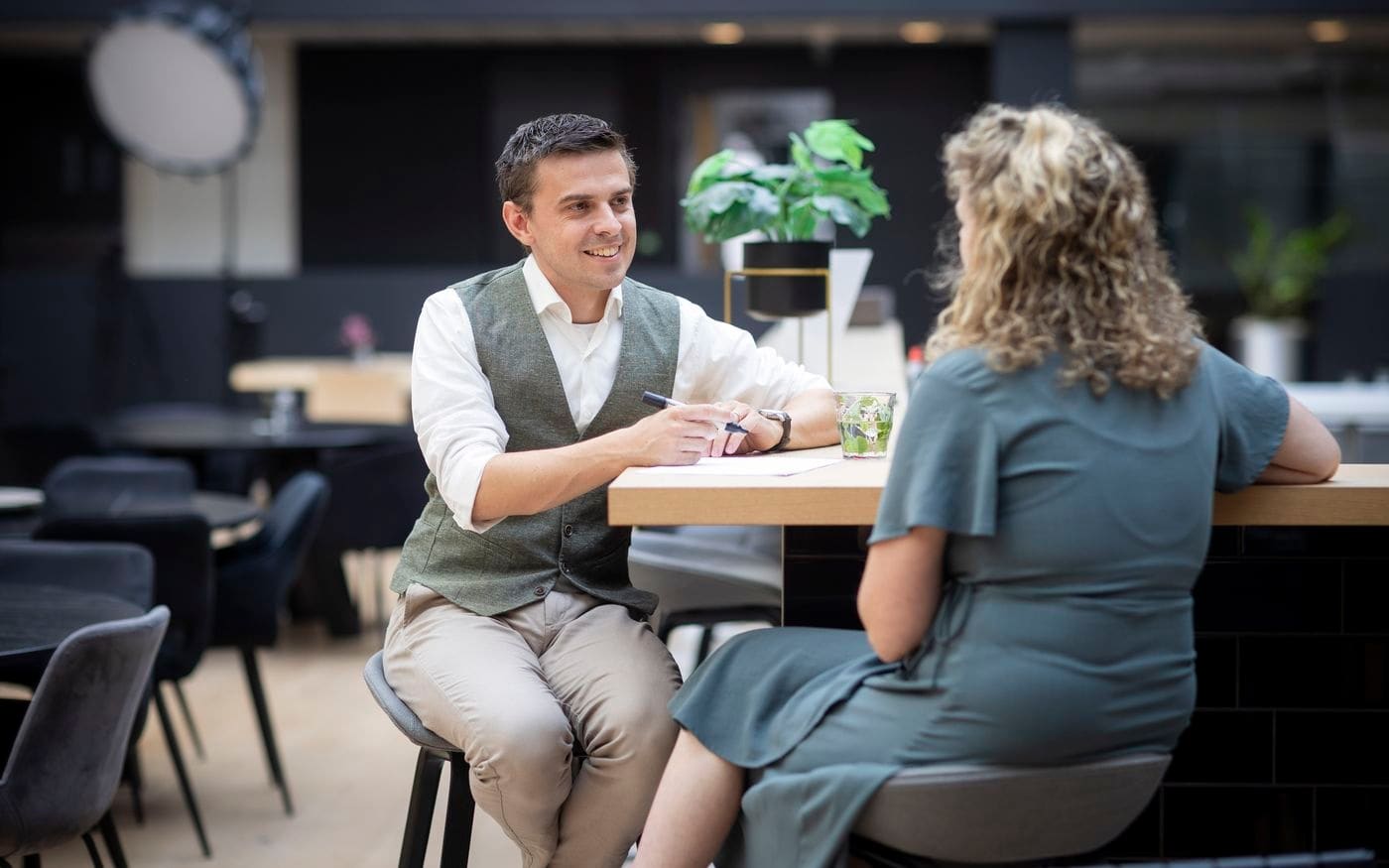 Ondernemer en adviseur aan de hoge tafel in overleg