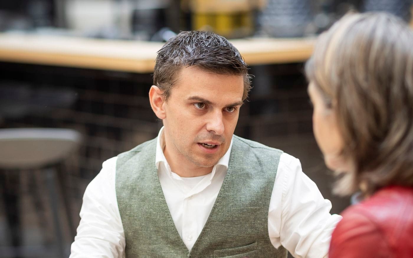 Ondernemer in gesprek met een investeerder aan de onderhandeltafel