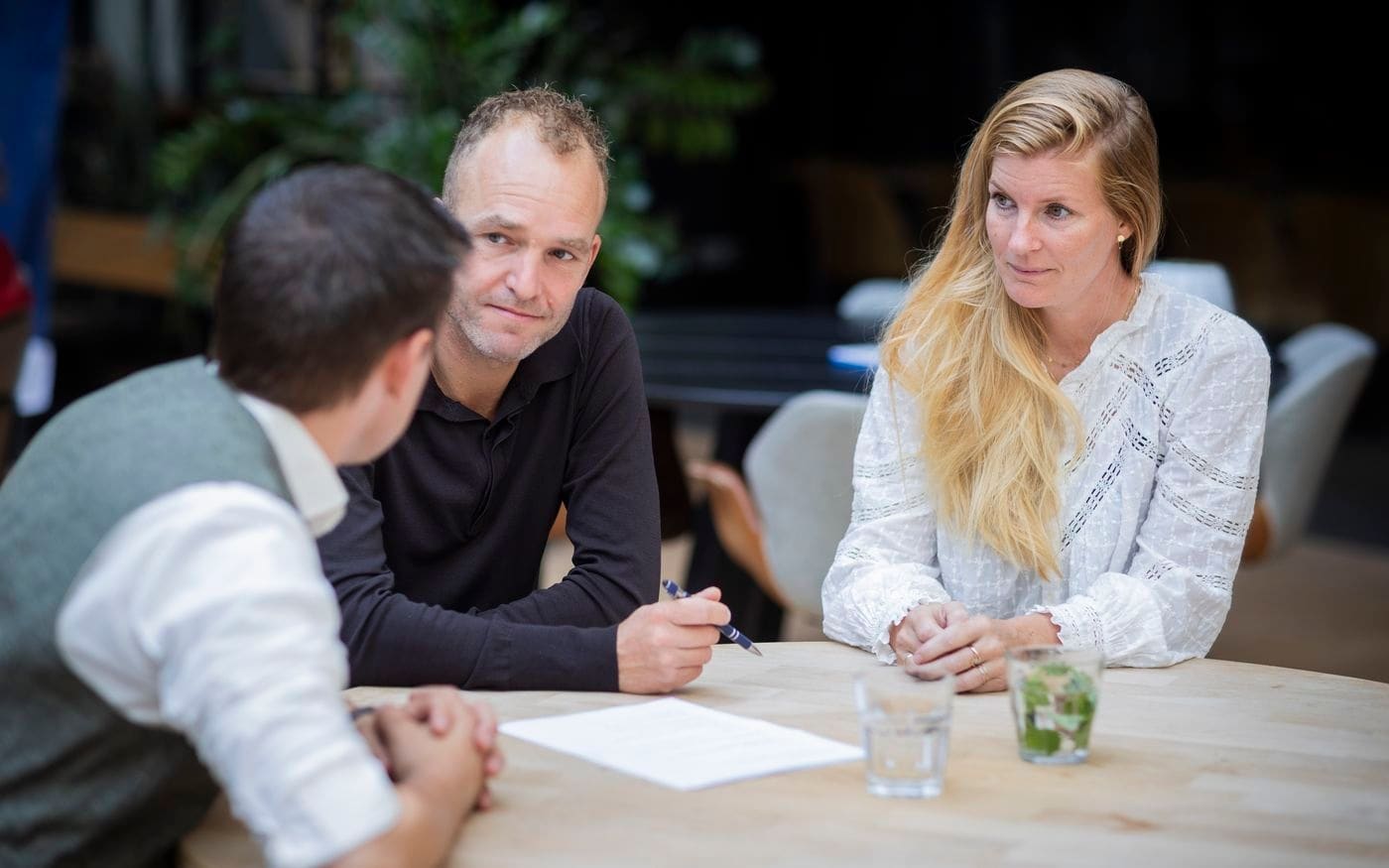 Overleg met meerdere betrokkenen rond de tafel