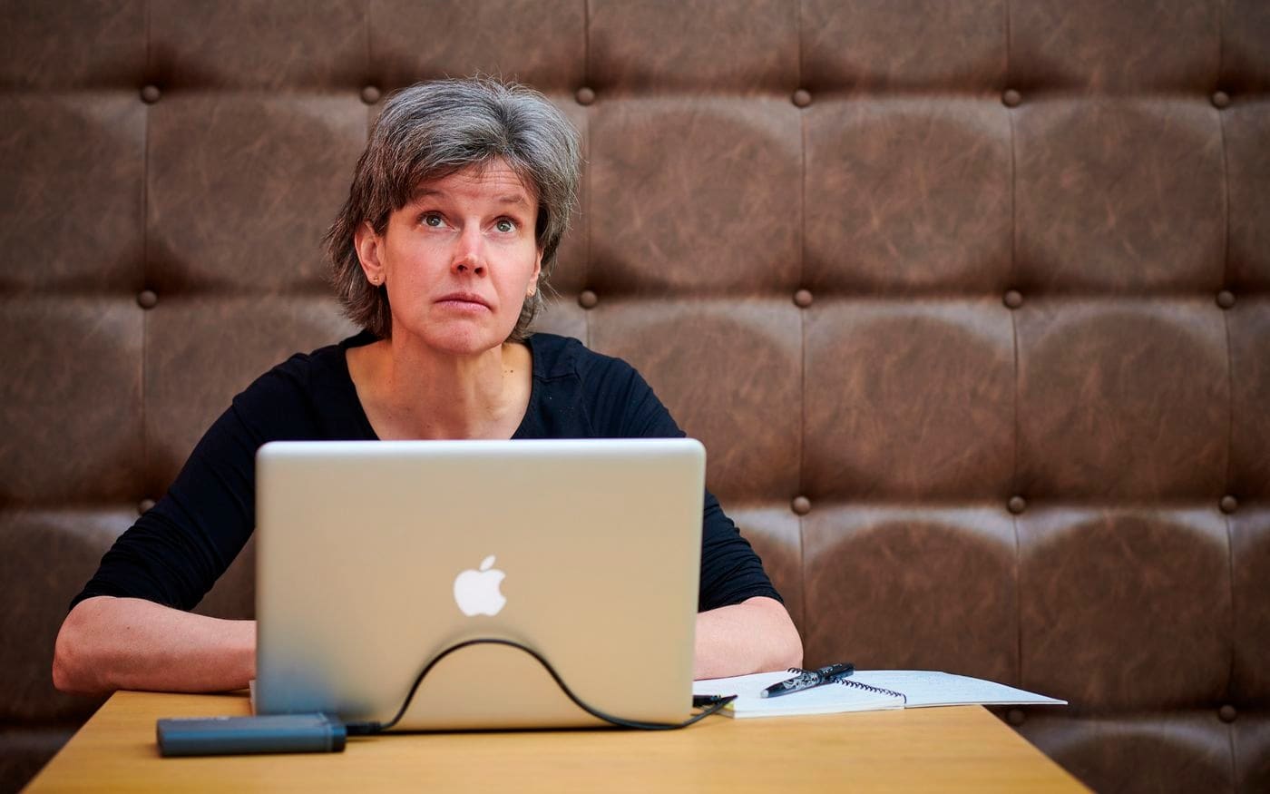 Onderneemster werkt achter een laptop aan tafel