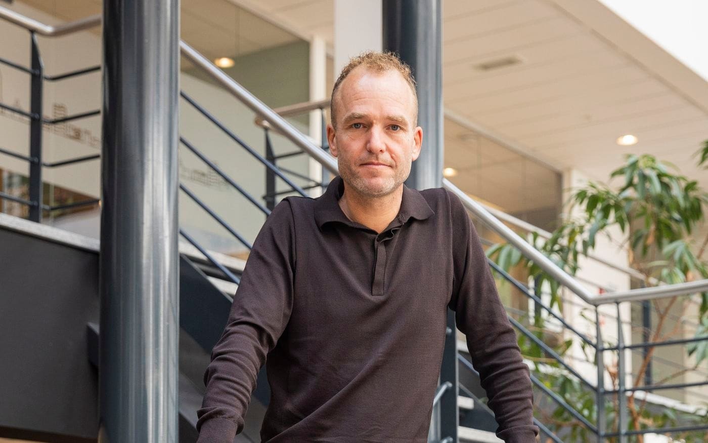 Ondernemer die zijn bedrijf verkocht, staand bij de trap