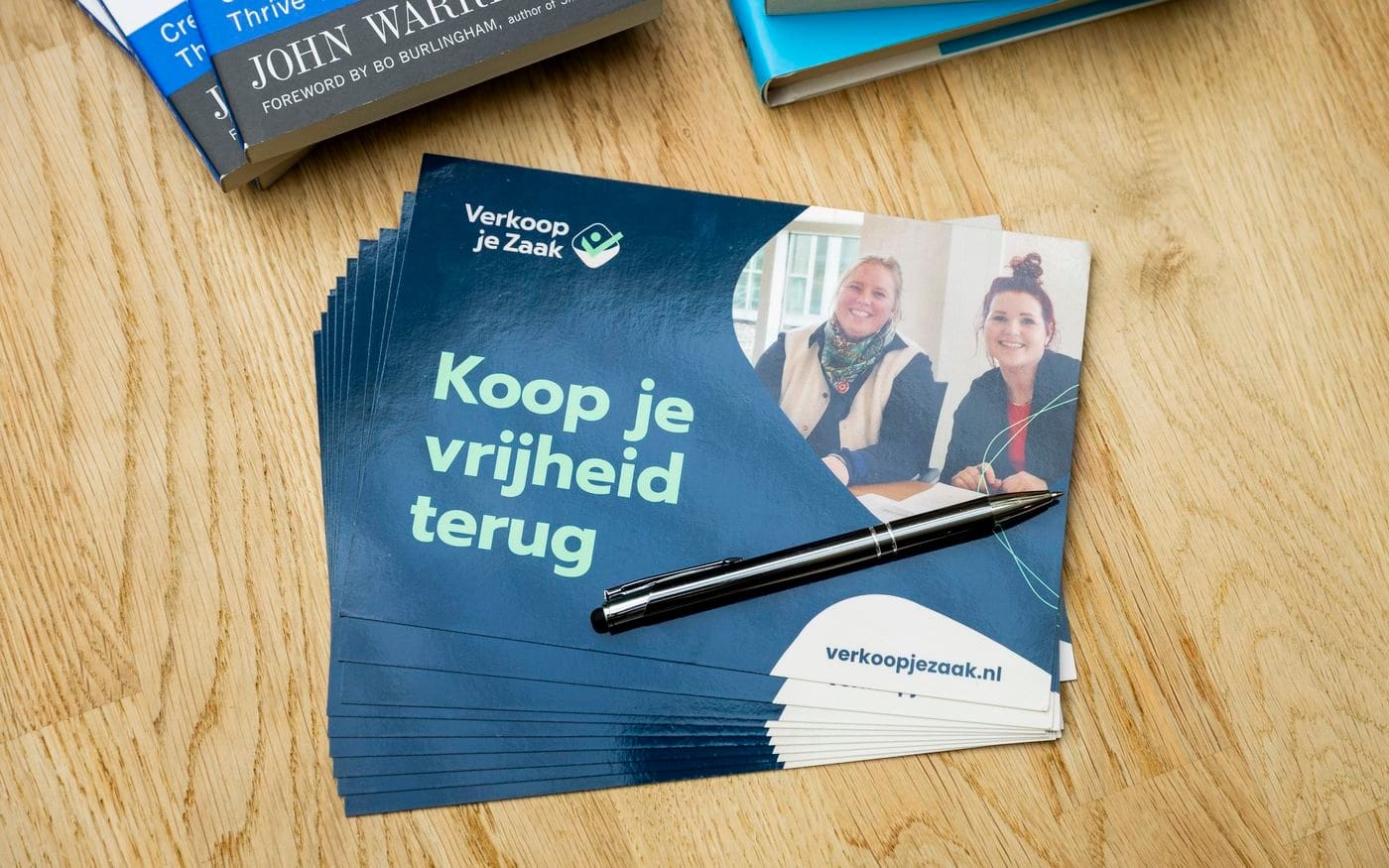 Brochure Koop je vrijheid terug met een pen op tafel