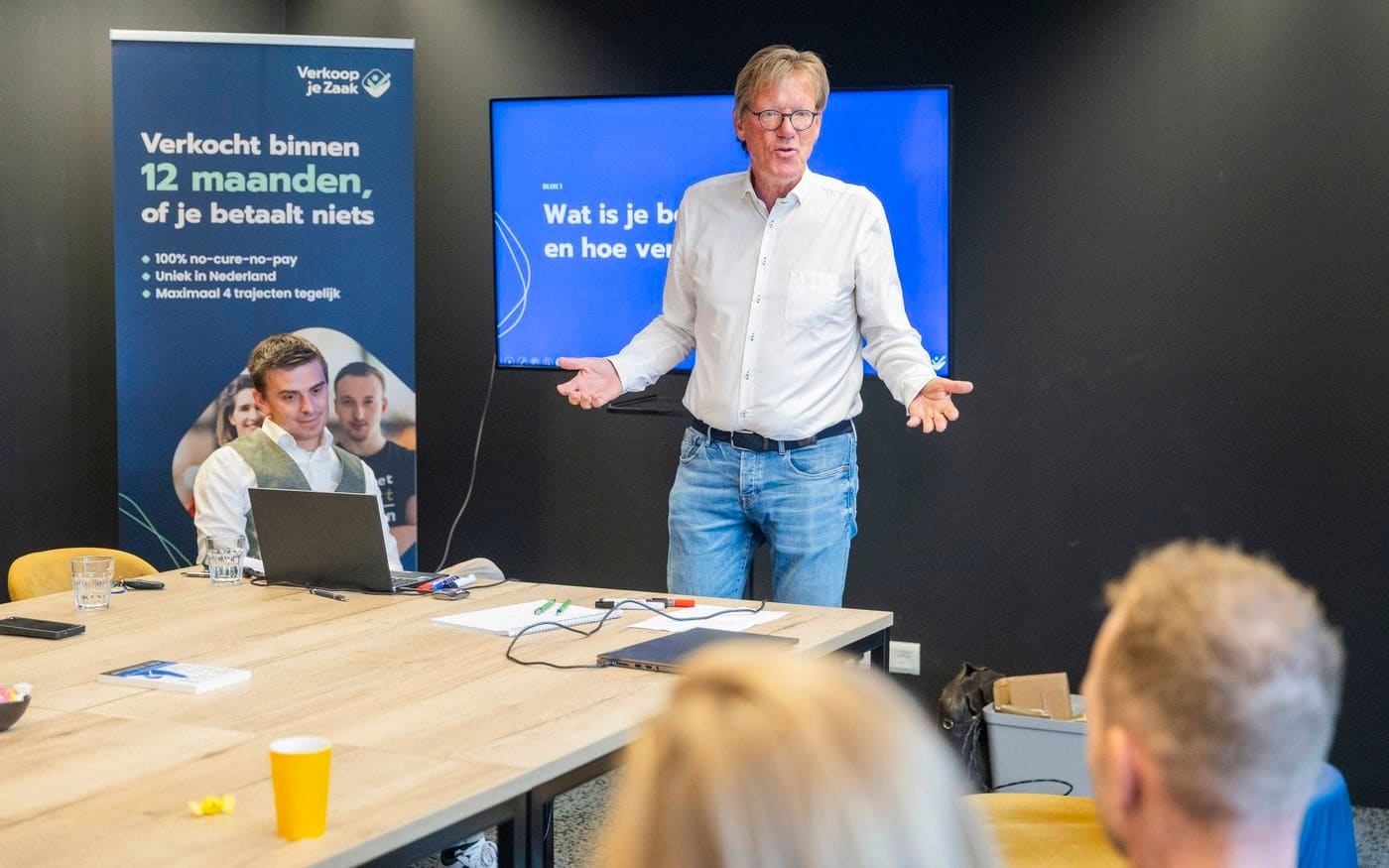 Maarten Ligthart presenteert staand voor een groep