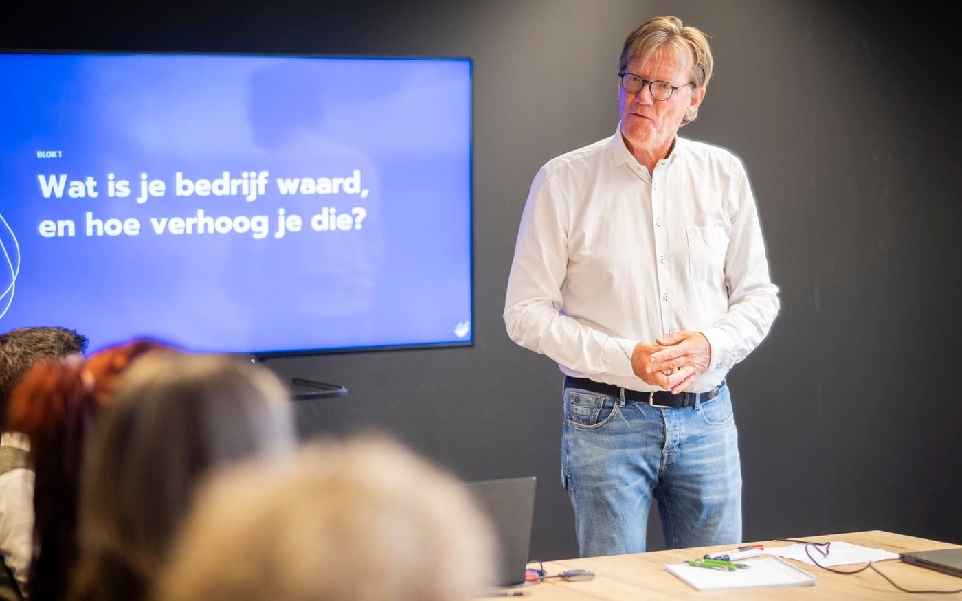 Spreker presenteert voor het scherm Wat is je bedrijf waard