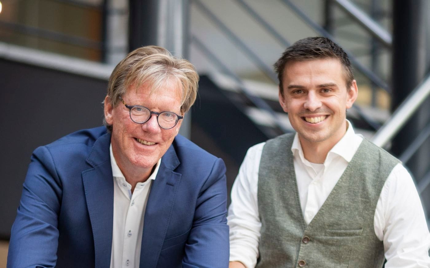 Maarten Ligthart en Bernd samen bij de trap in het kantoor