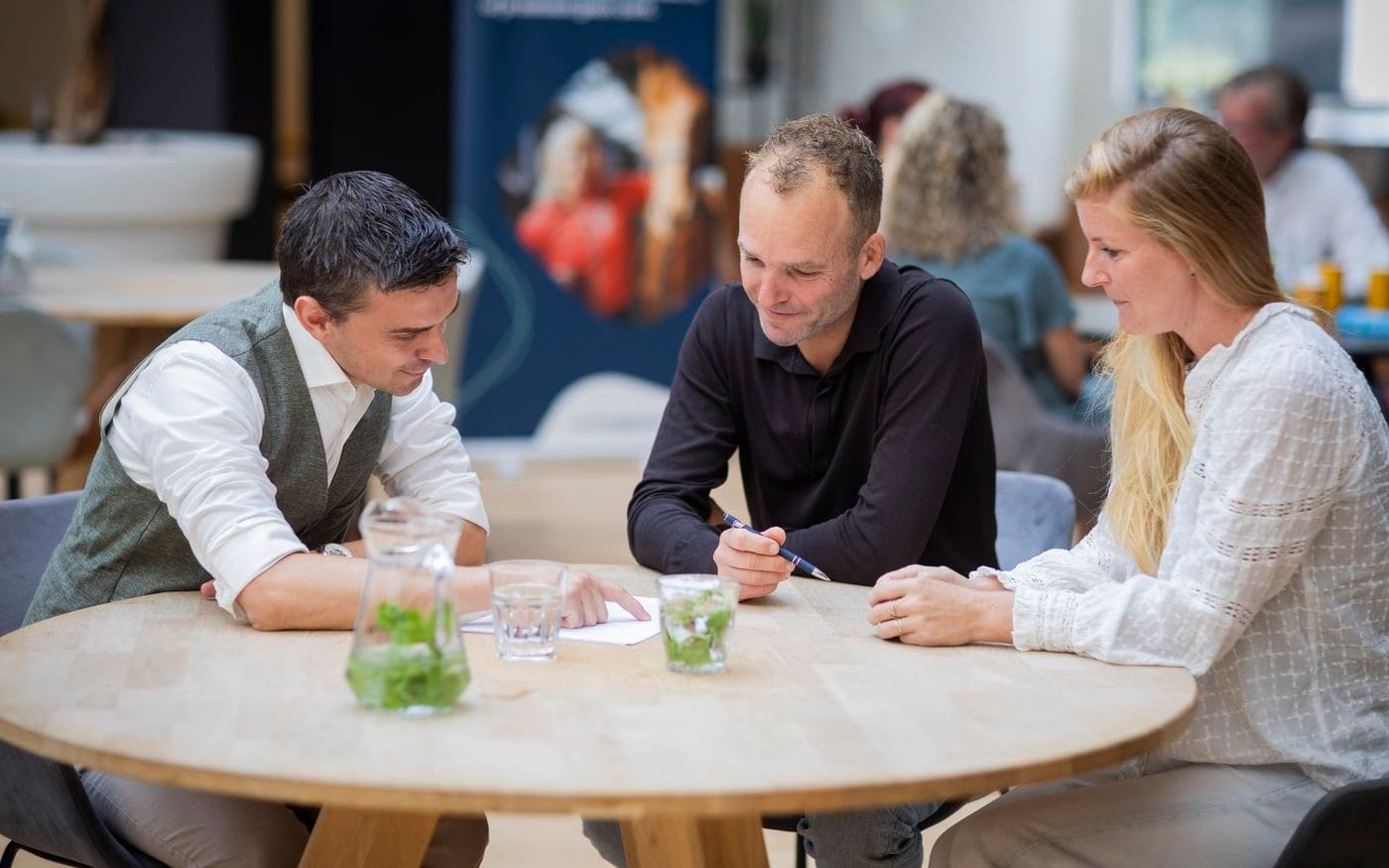 Groepsgesprek rond de tafel met adviseur en ondernemers
