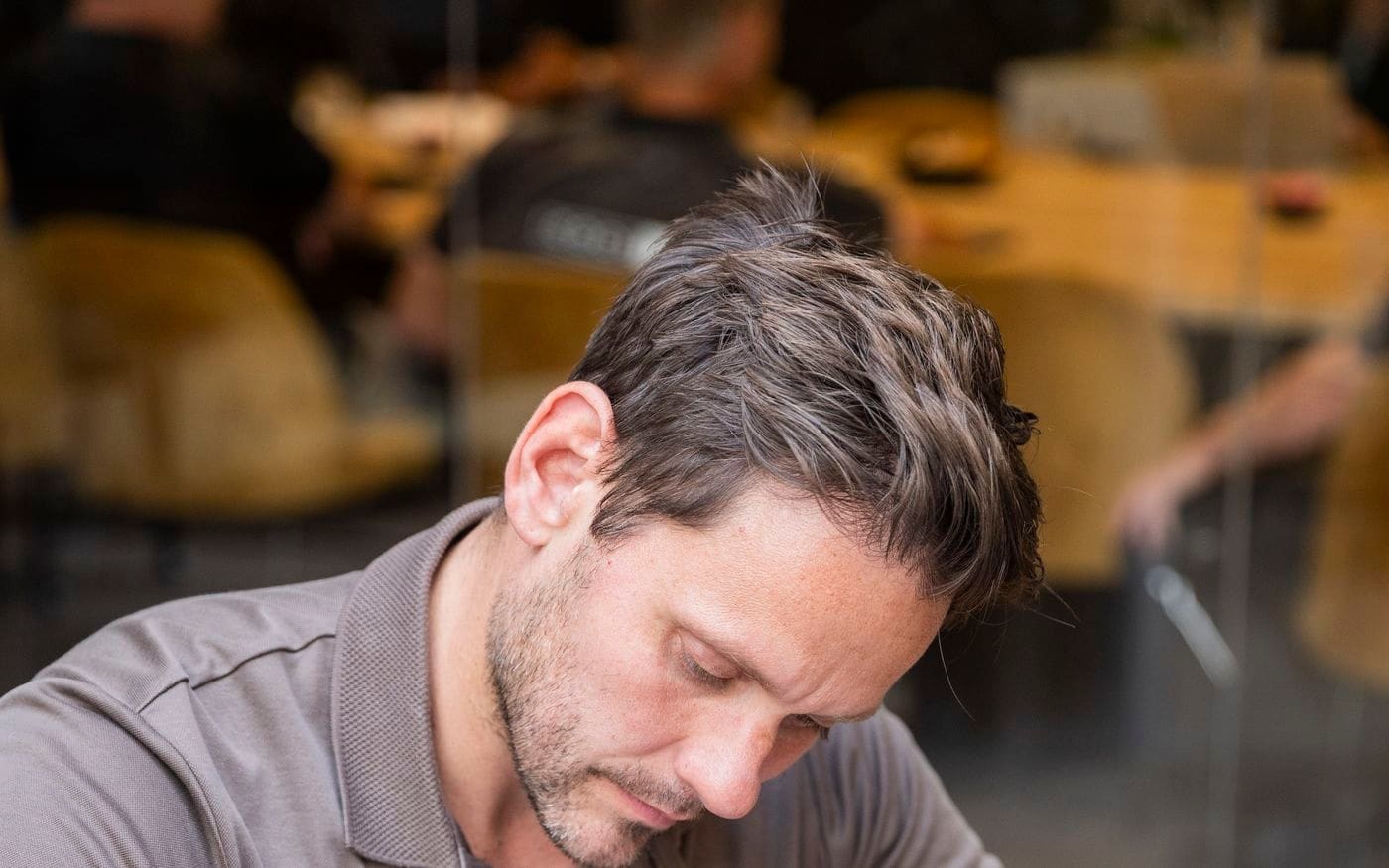 Ondernemer buigt zich geconcentreerd over een te tekenen document