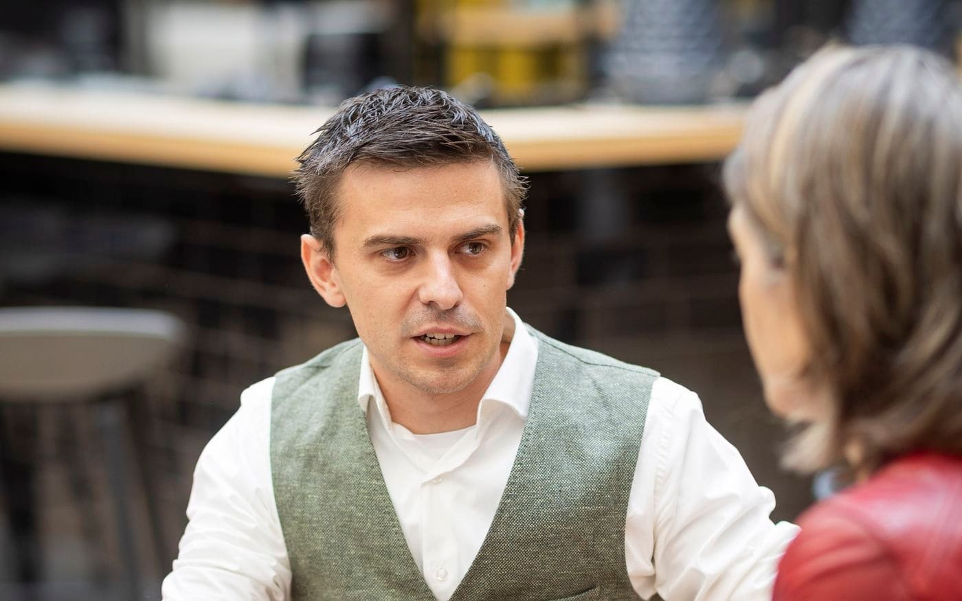 Adviseur en koper in gesprek over de voorwaarden van de deal