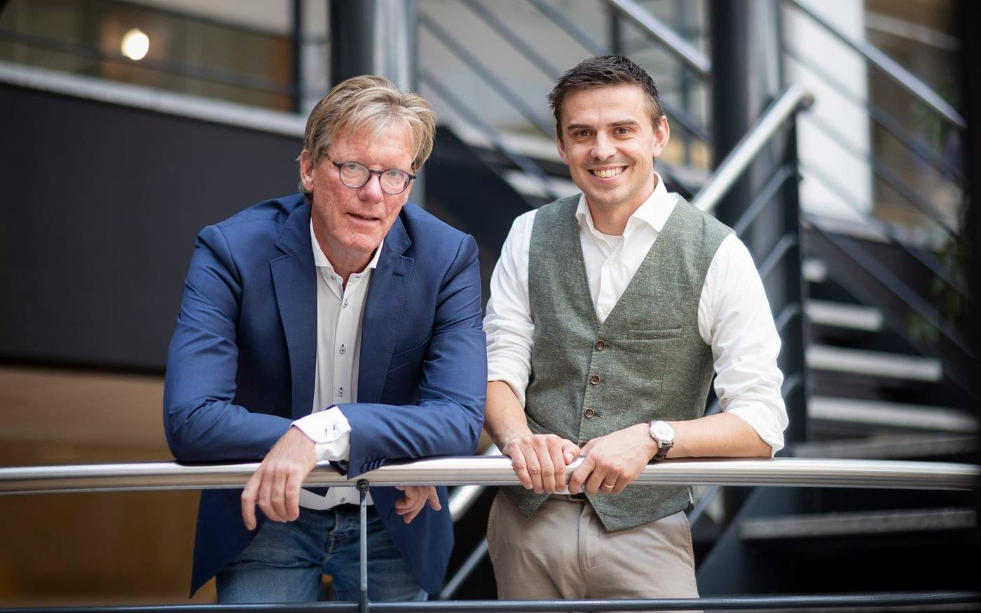 Maarten Ligthart en Bernd als adviesduo, leunend op de reling