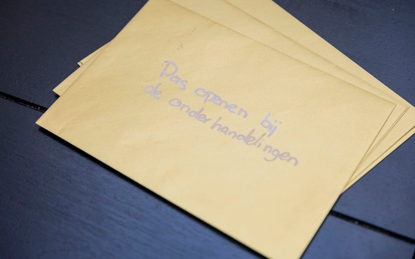 Envelop met de tekst pas openen bij de onderhandelingen