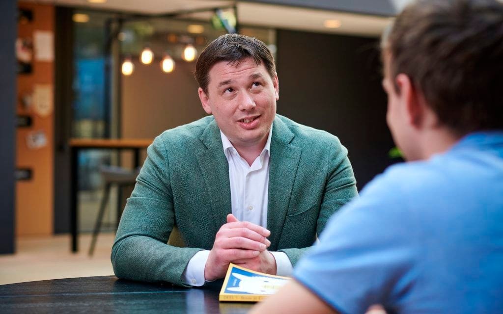 Twee ondernemers in gesprek aan tafel