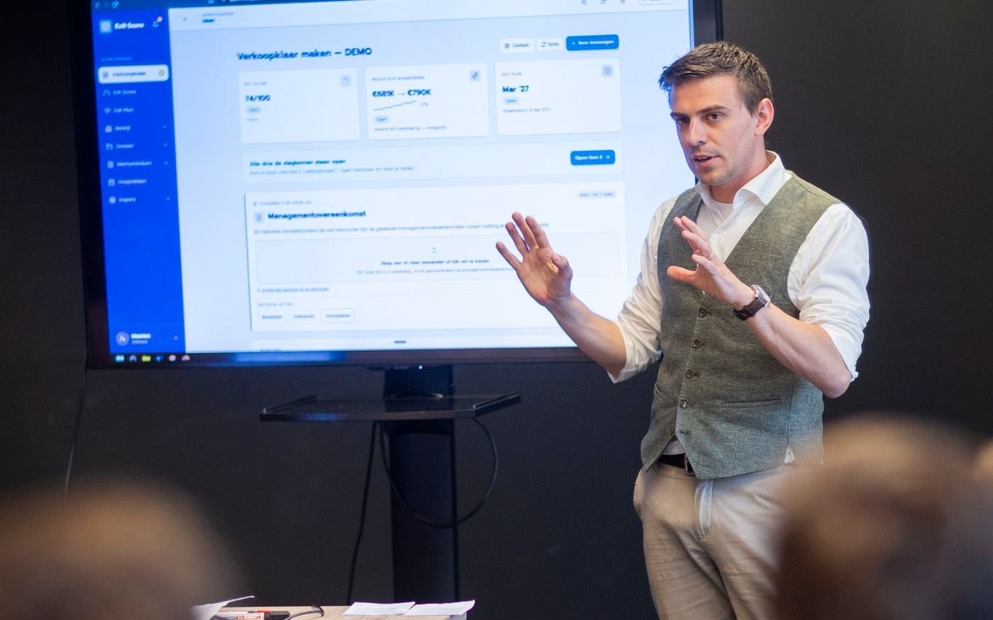 Maarten Ligthart presenteert het platform op het scherm