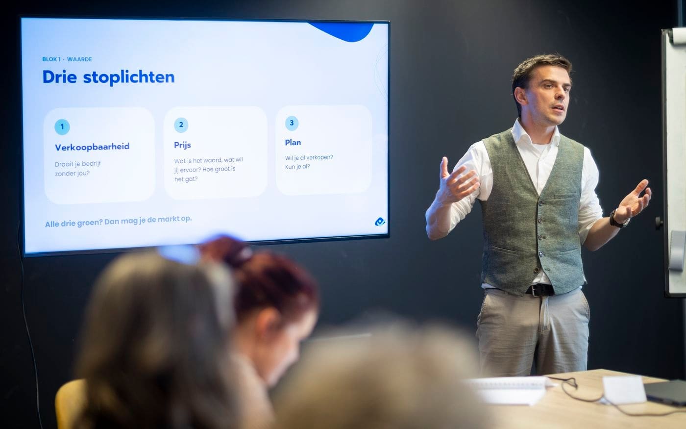 Maarten Ligthart presenteert de stappen op het scherm