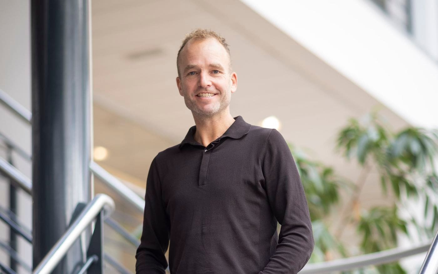 Ondernemer met de handen in de zakken bij de trap