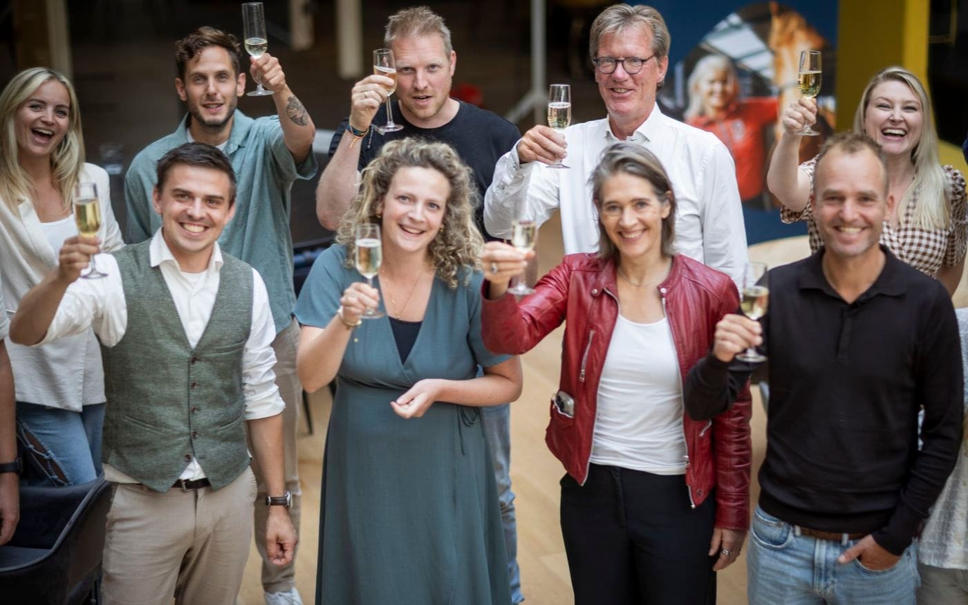 Ondernemers proosten met champagne op een geslaagde verkoop