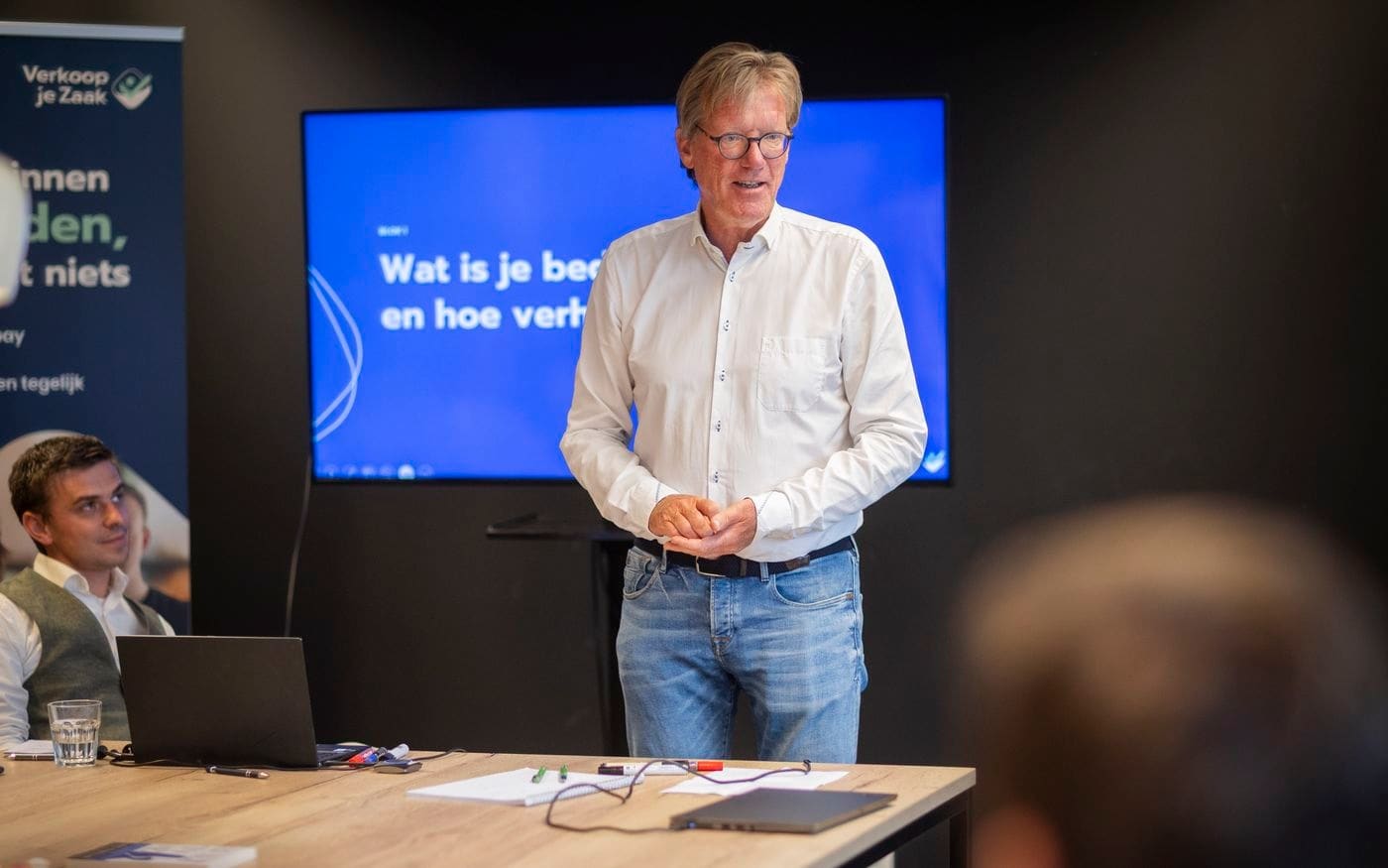 Spreker presenteert staand voor de groep