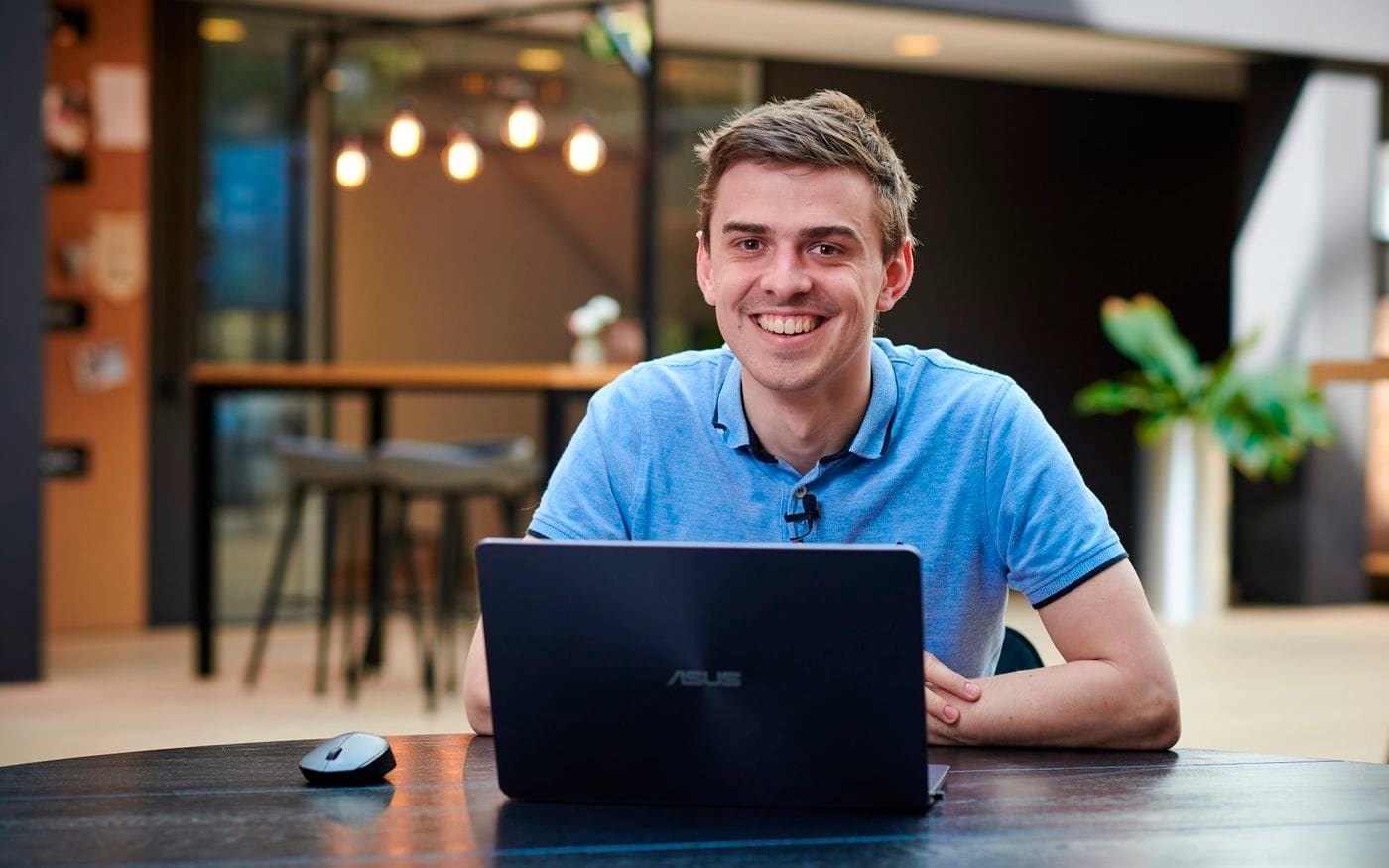 Jonge ondernemer werkt achter een laptop aan tafel