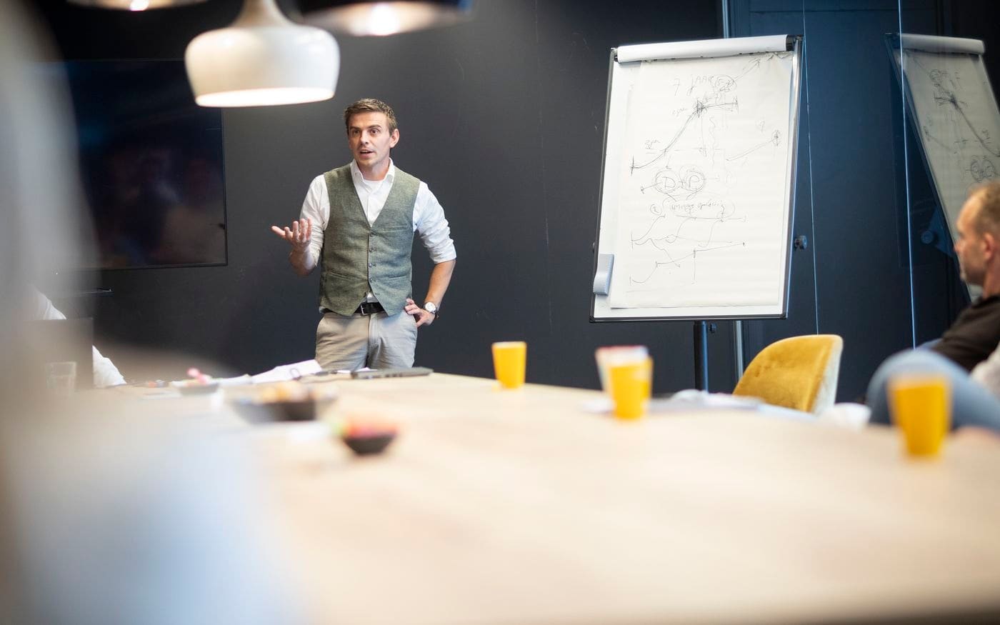 Maarten Ligthart schetst iets bij de flip-over