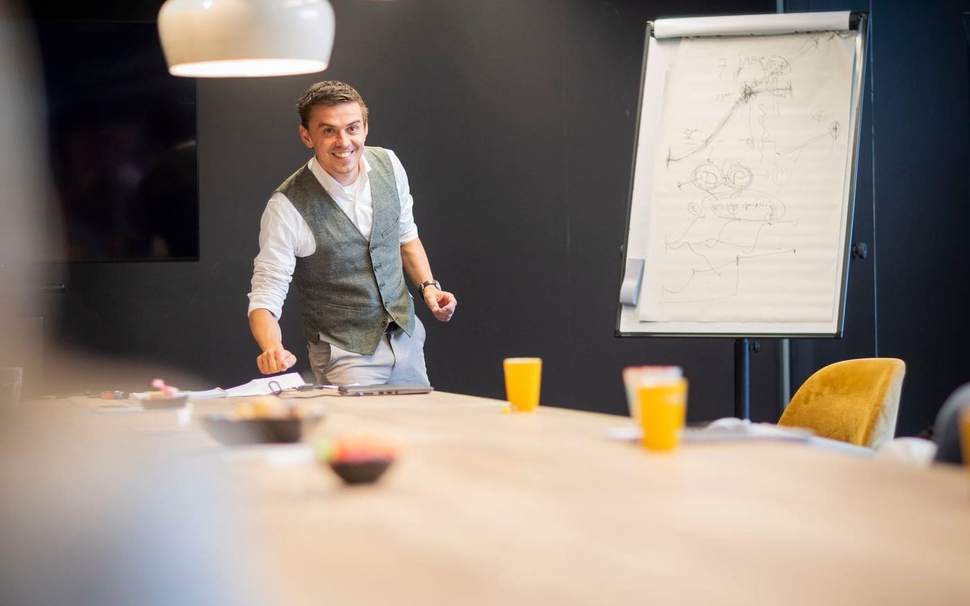 Maarten Ligthart legt iets uit bij de flip-over