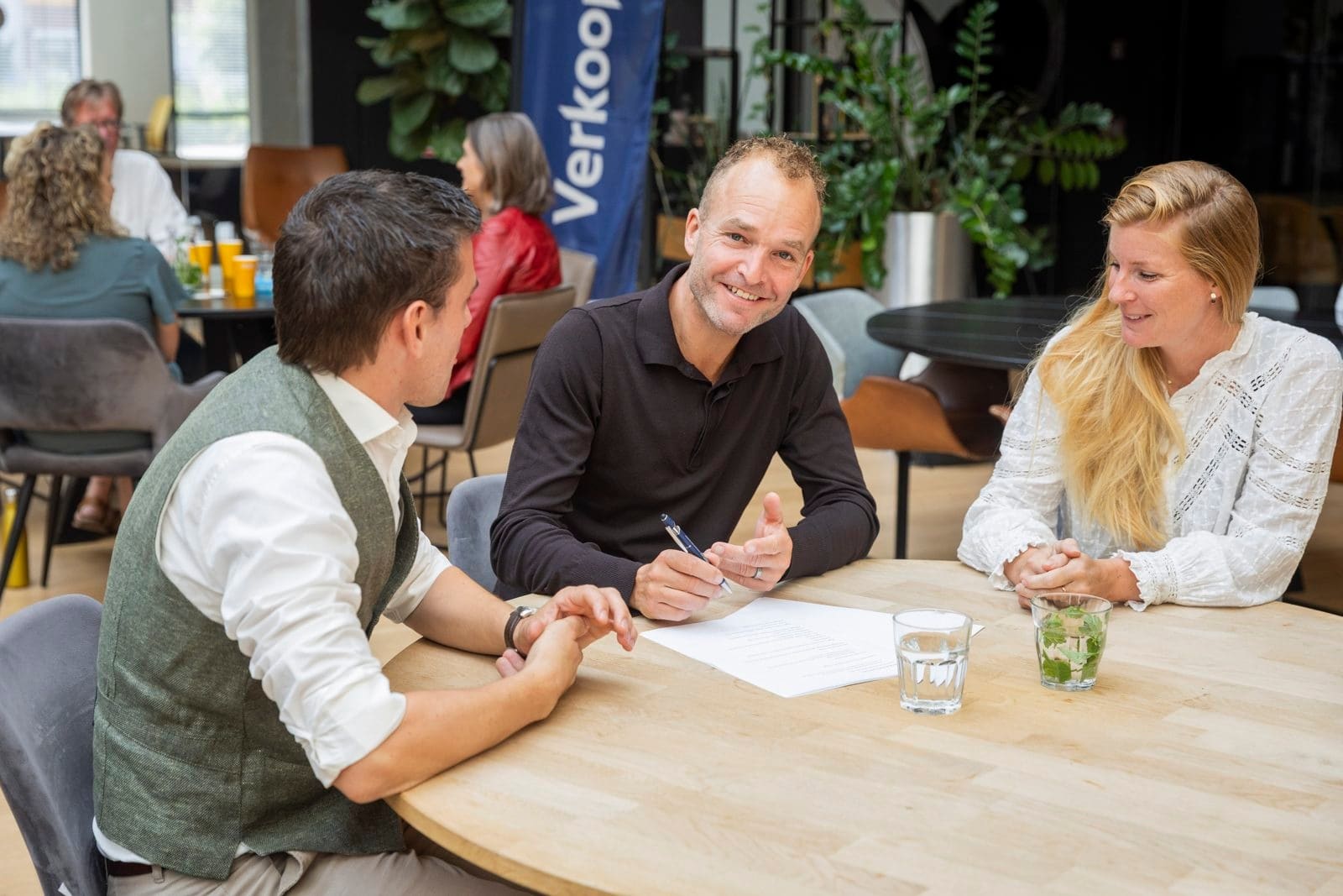 Maarten Ligthart in gesprek met een ondernemer over de verkoop van een zorgbedrijf