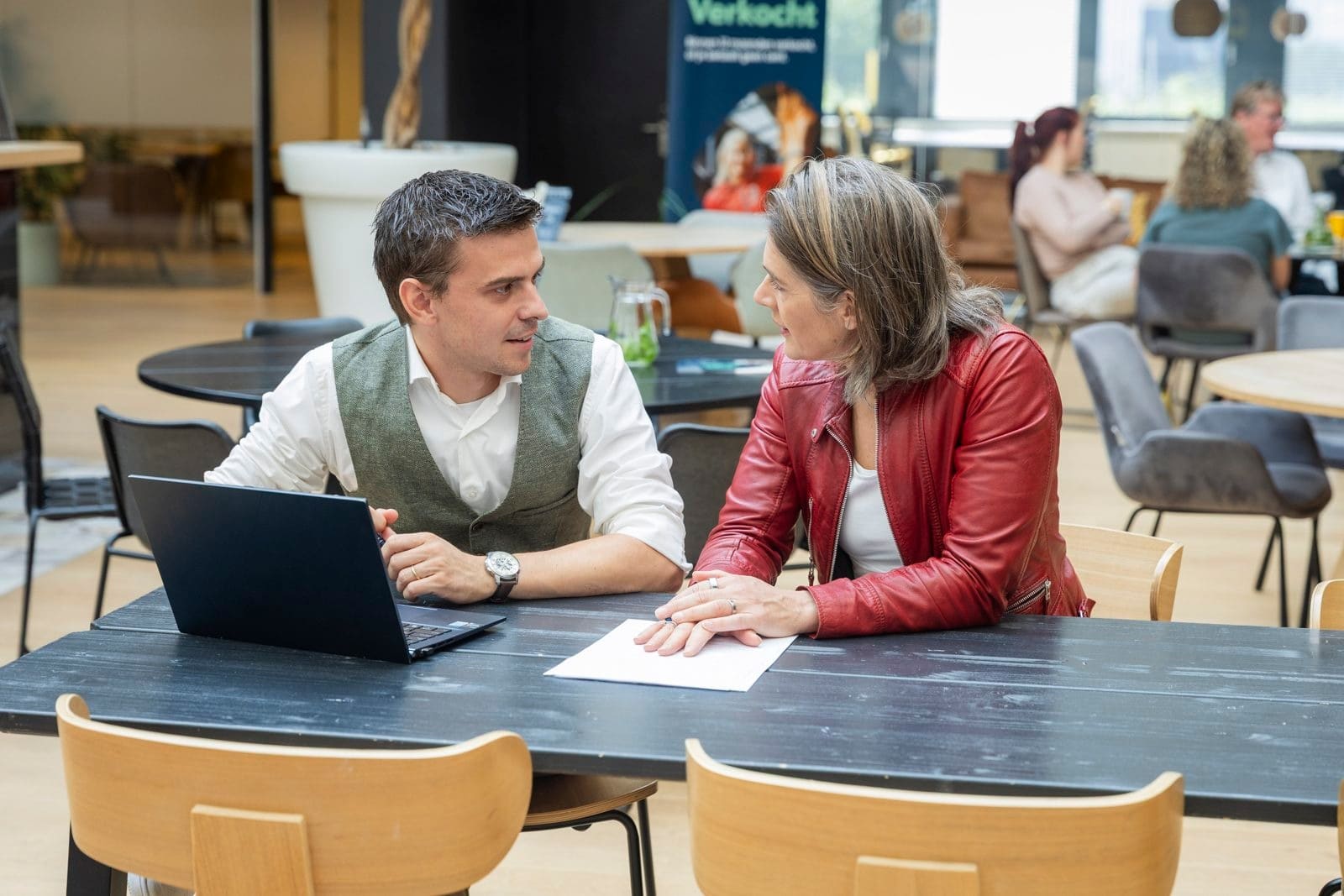 Maarten Ligthart achter de laptop tijdens de verkoopvoorbereiding van een IT-bedrijf
