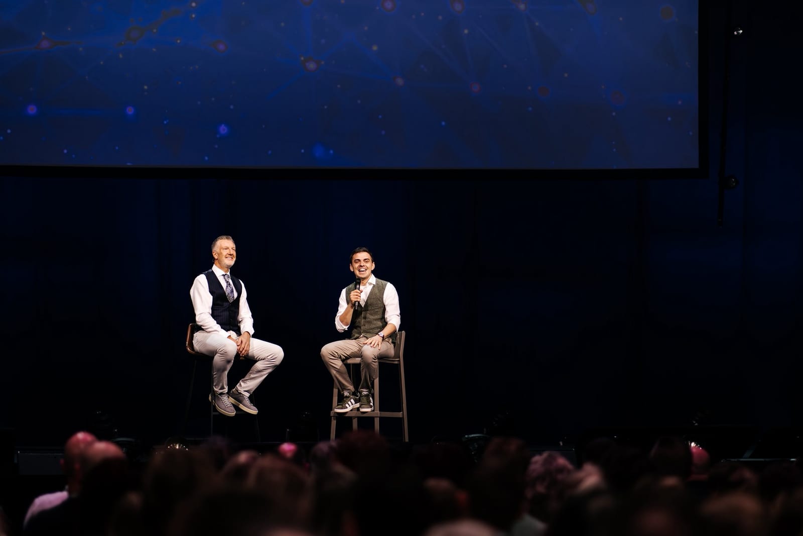 Maarten Ligthart en Michael Pilarczyk op het podium van Maximum Potential 2025, in gesprek voor de zaal