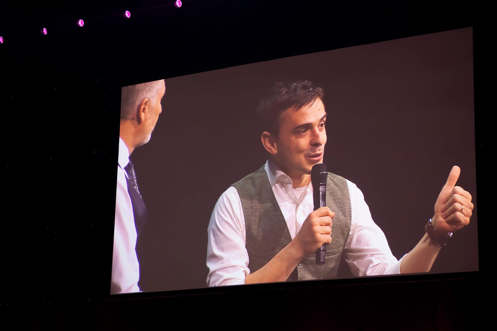Maarten Ligthart op het videoscherm tijdens zijn interview op Maximum Potential 2025