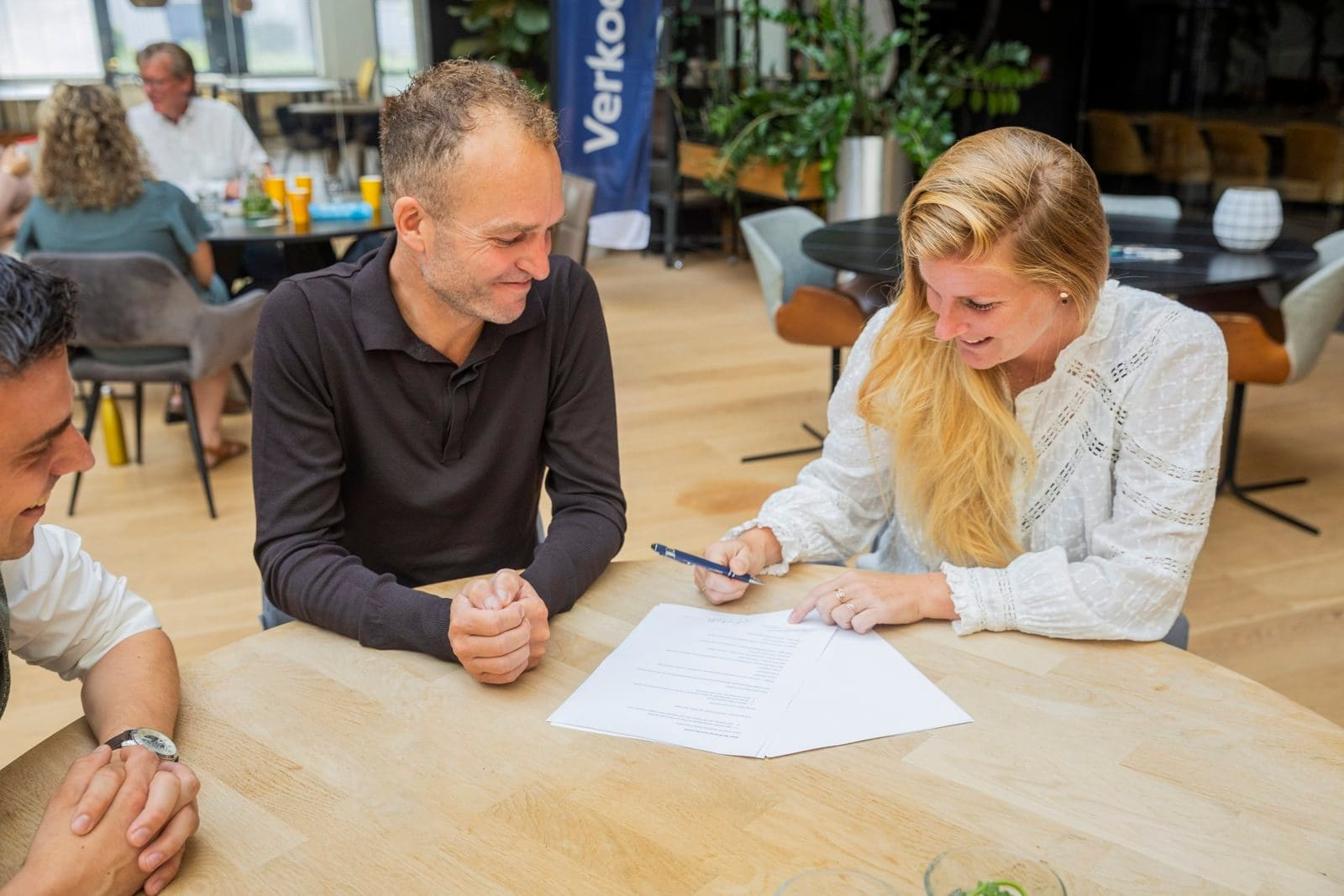 Ondertekening van een koopovereenkomst onder begeleiding van Verkoop je Zaak