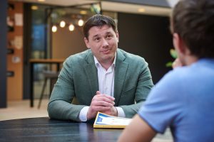 Ondernemer ontvangt een bod van een koper op zijn bedrijf